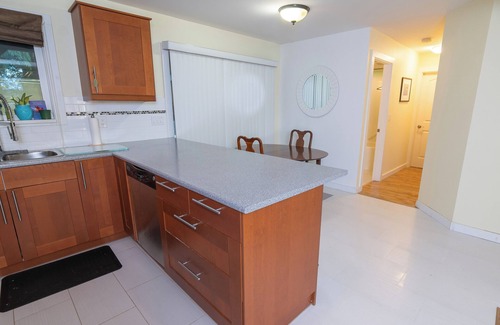 Walnut Grove Apartment | Ground Level 1 Bedroom Suite in Langley. Full Kitchen. Near golf, and shopping.