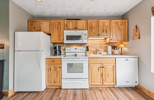 Seven Springs Condo | GROUND LEVEL MOUNTAIN CONDO, SHUTTLE TO SEVEN SPRINGS RESORT
