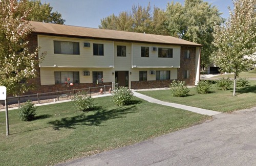 Blue Earth Apartment | Ground level near parks and hospital