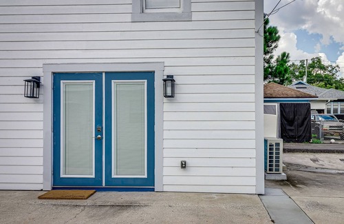 Lakeland Apartment | Ground Level Studio Apt. w/Kitchenette + King Bed ~ Dogs Welcome