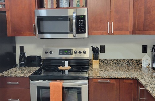 Pigeon Forge Condo | Ground level with Mountain View, Pool, Hot Tub, King Beds, & 1 Mile from Parkway