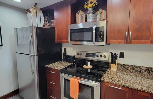 Pigeon Forge Condo | Ground level with Mountain View, Pool, Hot Tub, King Beds, & 1 Mile from Parkway