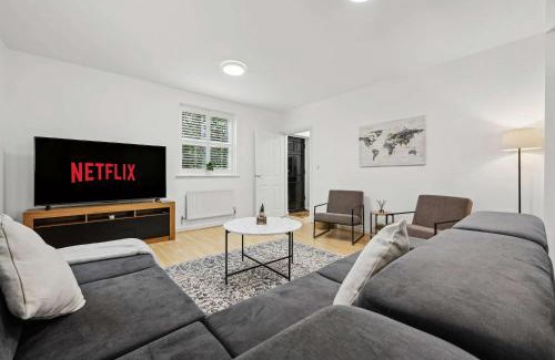 Birmingham House | Group-Friendly 3BR Near M6, Hot Tub