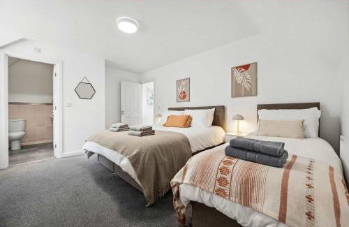 Birmingham House | Group-Friendly 3BR Near M6, Hot Tub