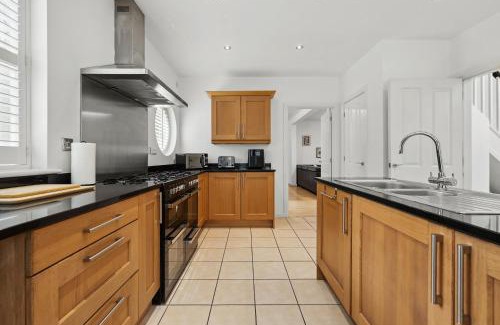Birmingham House | Group-Friendly 3BR Near M6, Hot Tub