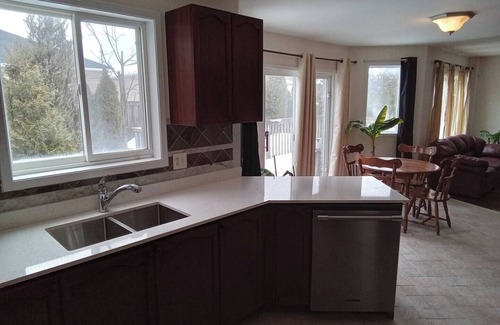 Barrie House | Group-Friendly 5BR 3.5BA Yard, Parking, Jacuzzi