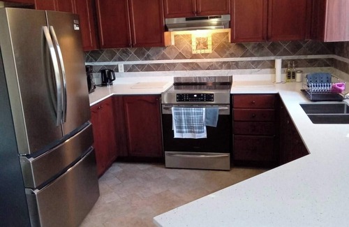 Barrie House | Group-Friendly 5BR 3.5BA Yard, Parking, Jacuzzi