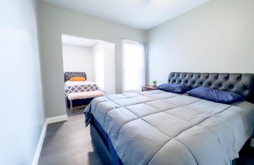 Downtown Niagara Falls House | Group Friendly 6BR Near Aquarium & Niagara Falls