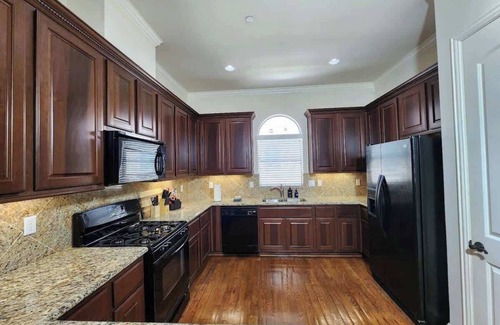 Woodlake - Briar Meadow House | Group-Friendly Galleria Spot | 3BR | Sleeps 8