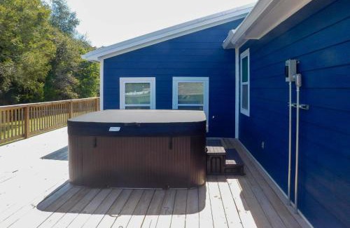 Fayetteville House | Group Getaway Lakefront Retreat in Fayetteville!