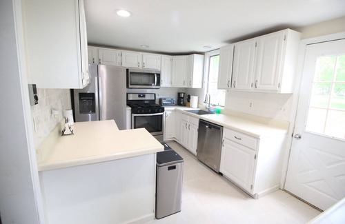Pennington House | Group getaway mansion in the heart of Pennington