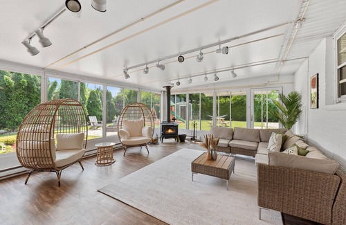 Milwaukee House | Group Getaway Retreat: Hot tub, Game Room, Cinema & Firepit