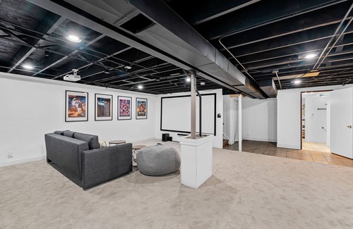 Milwaukee House | Group Getaway Retreat: Hot tub, Game Room, Cinema & Firepit