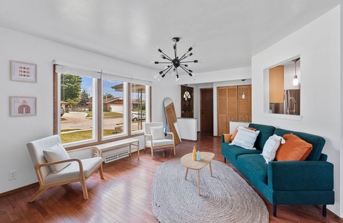 Milwaukee House | Group Getaway Retreat: Hot tub, Game Room, Cinema & Firepit