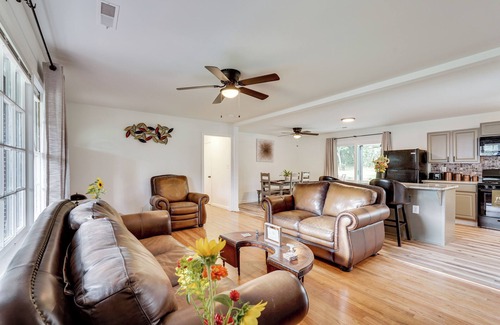 Wrens House | Group Getaway w/Fenced Yard & Pool Table in Wrens