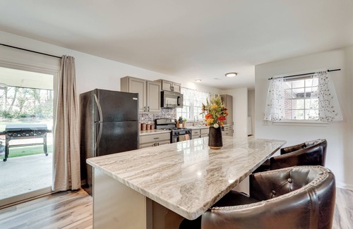 Wrens House | Group Getaway w/Fenced Yard & Pool Table in Wrens