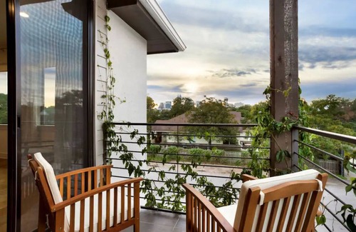 Swede Hill House | Group Getaway with Views - Sleeps 12 - Free Parking