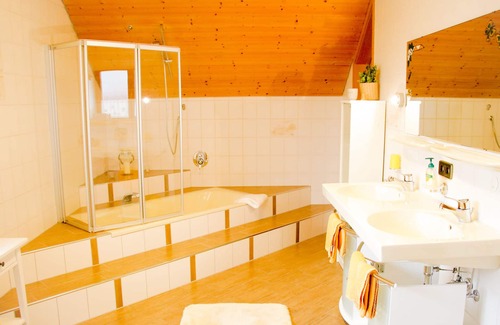 Hayingen Apartment | Group holiday apartment "Dorfglück", 180sqm, garden, balcony, 3 bedrooms, 1 multi-bed room, max. 13 people