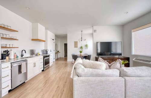 Humboldt Apartment | Group-Ready Luxury 6BR - Private Floor - Sleeps 12