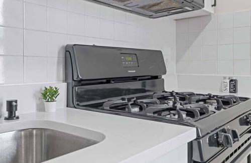 North Bergen Apartment | Group Retreat 15Min > NYC, MetLife, Mall + Free Parking
