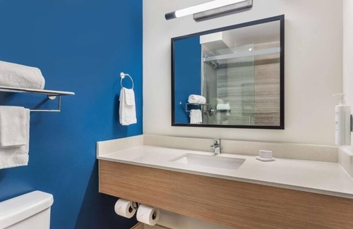 Hilton Head Island Hotel | Group Stay at the Spark! 3 Units w/Pool, Parking and Free Breakfast!