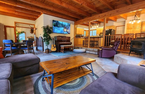 Portola Cabin | Group Travel - Full Kitchen - Hot Tub - Game Room - Spacious Deck + Dogs!