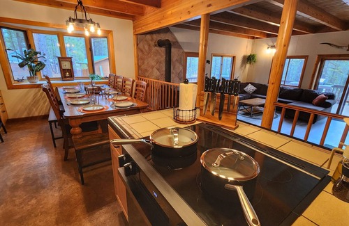 Portola Cabin | Group Travel - Full Kitchen - Hot Tub - Game Room - Spacious Deck + Dogs!