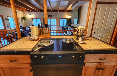 Portola Cabin | Group Travel - Full Kitchen - Hot Tub - Game Room - Spacious Deck + Dogs!