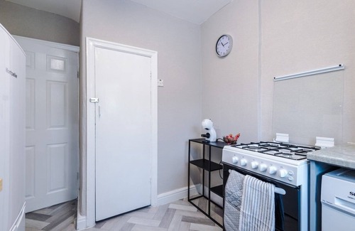 Droylsden House | Groups l Sleep 7 l Relocation