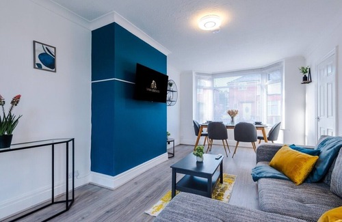 Droylsden House | Groups l Sleep 7 l Relocation