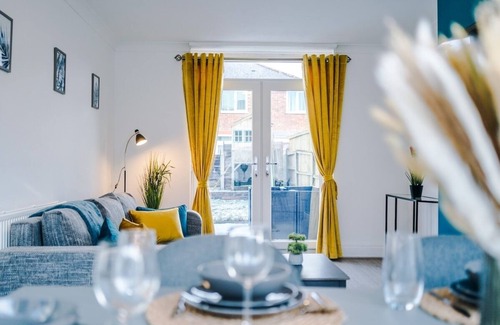 Droylsden House | Groups l Sleep 7 l Relocation