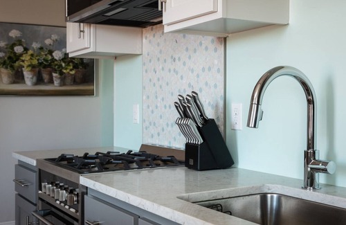 Belmont Apartment | Grove Apartment | 2 bed, 2 bath Luxury 30 + Rental in Downtown Belmont