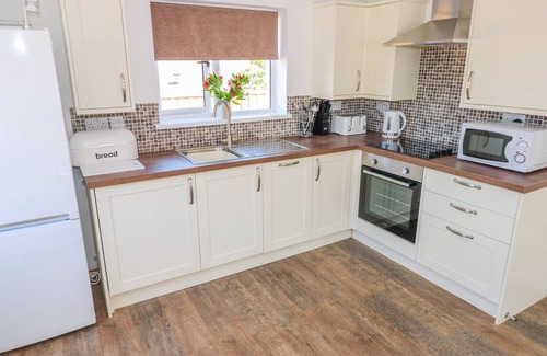 St Ishmaels Cottage | GROVE COTTAGE, pet friendly, with a garden in St Ishmael's