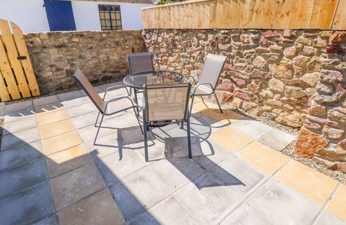 St Ishmaels Cottage | GROVE COTTAGE, pet friendly, with a garden in St Ishmael's