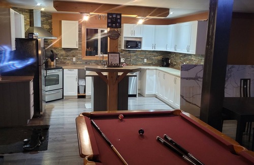 Golden House | GROWL Lodge - 3-bedroom home with hot tub, pool table & mountain views!