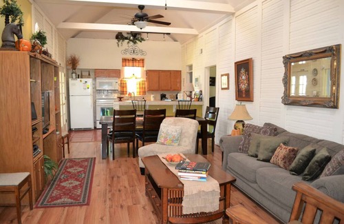 Gruene House | Gruene's Yellow Haus & Suite, Sleeps 1-14, Walk to Gruene Hall & River