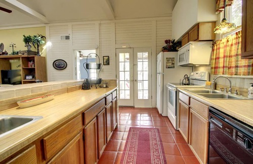 Gruene House | Gruene's Yellow Haus & Suite, Sleeps 1-14, Walk to Gruene Hall & River
