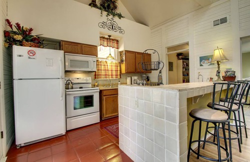 Gruene House | Gruene's Yellow Haus & Suite, Sleeps 1-14, Walk to Gruene Hall & River