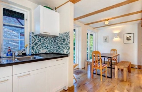 Lassan Apartment | Grüne Kate- small apartment for up to 6 people; sep. SZ, kitchen, garden - cottage at the swan pond