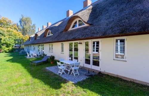 Lassan Apartment | Grüne Kate- small apartment for up to 6 people; sep. SZ, kitchen, garden - cottage at the swan pond