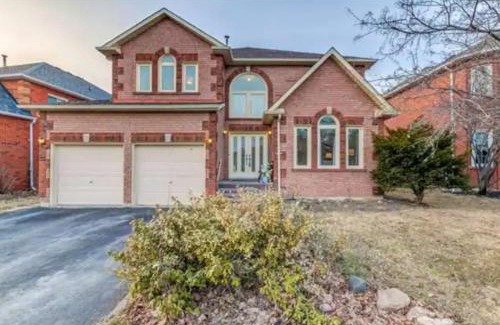 Whitby House | GTA Cozy Queen Bedroom Retreat