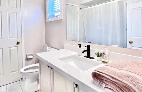 Whitby House | GTA Cozy Queen Bedroom Retreat