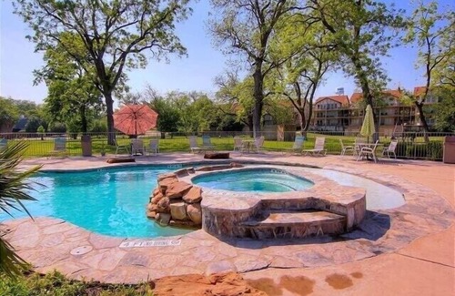 New Braunfels Condo | Guadalupe River Paradise! 2 Pools! 4 Hot Tubs!