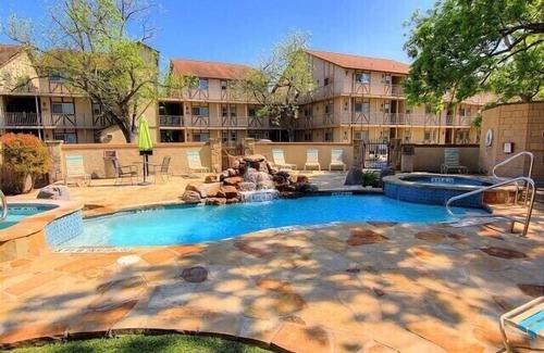 New Braunfels Condo | Guadalupe River Paradise! 2 Pools! 4 Hot Tubs!