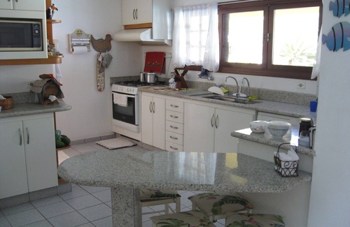 Guaeca House | Guaecá, facing the sea, standing on the sand