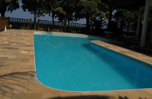 Guaeca House | Guaecá, facing the sea, standing on the sand