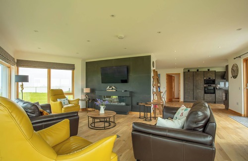 Eochar Cottage | GUALAN SANDS, pet friendly, luxury holiday cottage in Iochdar