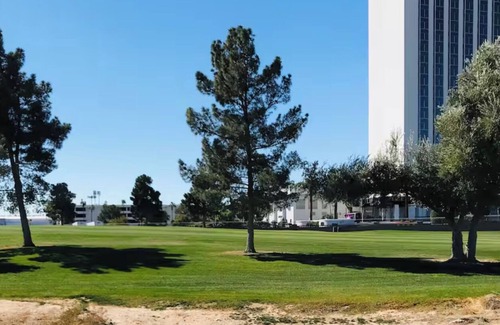 Winchester Condo | +Guard Gated Golf Course Front 1mi to Vegas Strip, Quiet Secure best kept secret