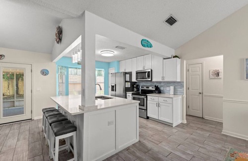 El Centro Beach House | Guava Ohana: Hot Tub in Oct, FrPit, BBQ, Walk 2 Bch, Dogs OK, FREE Activities, & More!