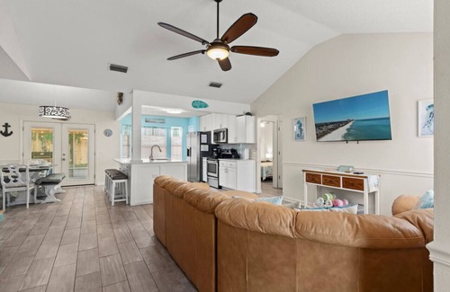 El Centro Beach House | Guava Ohana: Hot Tub in Oct, FrPit, BBQ, Walk 2 Bch, Dogs OK, FREE Activities, & More!